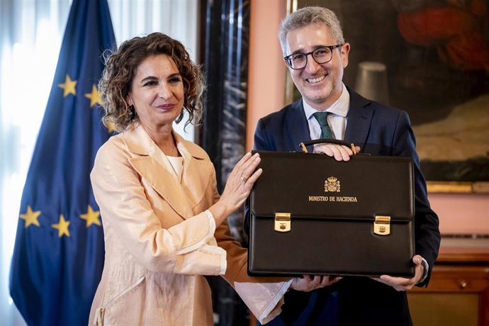 La secretaria general del PSOE-A y candidata a la Presidencia de la Junta de Andalucía, María Jesús Montero (i), y el ministro de Hacienda, Arcadi España.