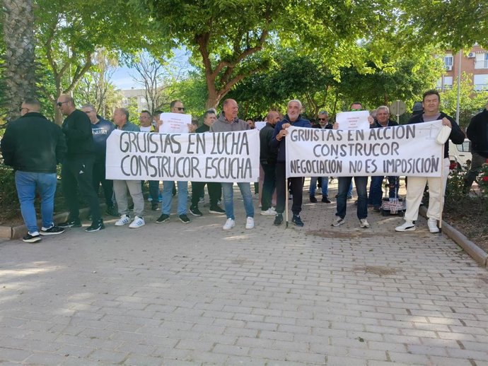 Concentración de gruistas en huelga ante la sede de CECO.