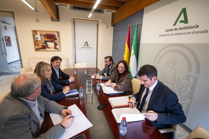 La consejera de Fomento, Articulación del Territorio y Vivienda, Rocío Díaz, ha mantenido este lunes por la tarde una reunión de trabajo con el alcalde de Churriana de la Vega, Antonio Narváez, y la alcaldesa de Las Gabias, Merinda Sádab