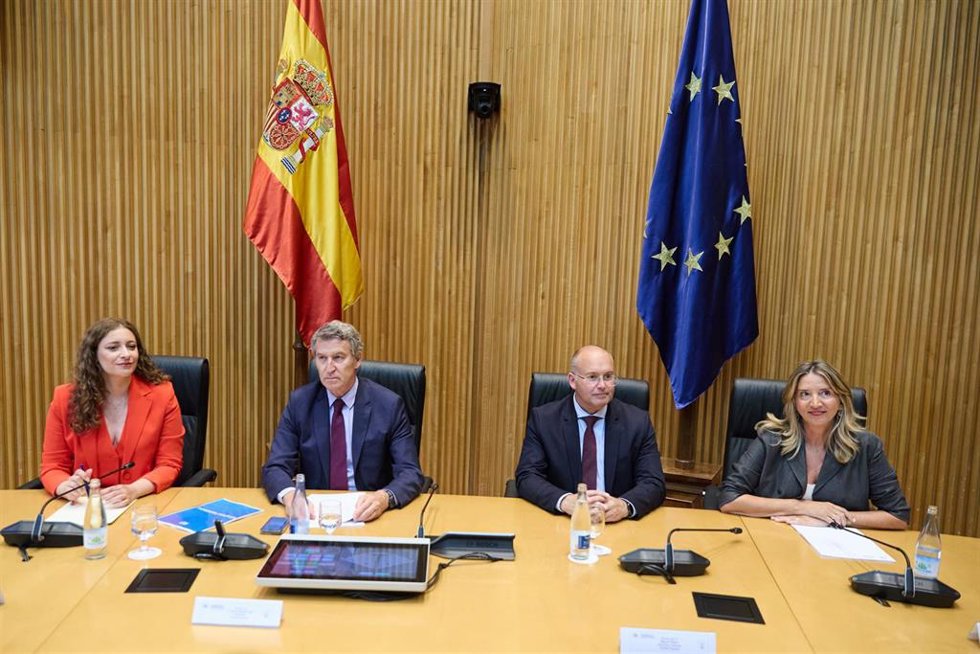 Archivo - La portavoz del PP en el Congreso, Ester Muñoz; el presidente del PP, Alberto Núñez Feijóo; el secretario general del PP, Miguel Tellado, y la portavoz del PP en el Senado, Alicia García, en el Congreso, a 8 de julio de 2025.