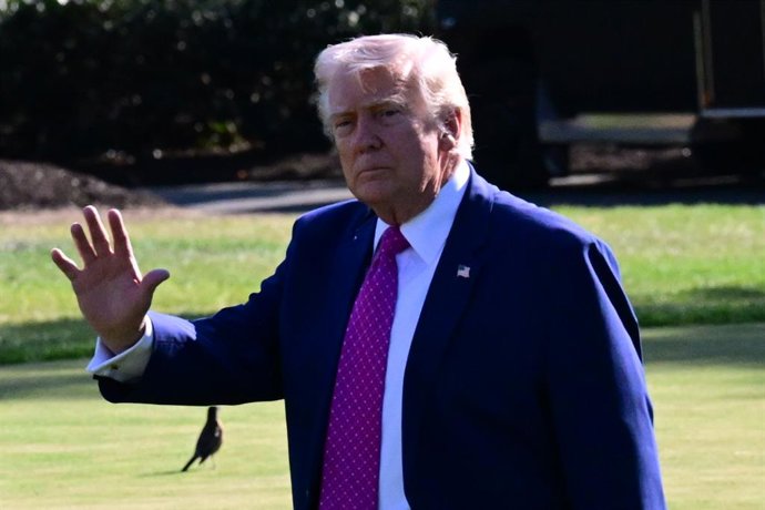 April 10, 2026, Washington, Dc, Usa: (NEW) U.S. President Donald J. Trump waves to the media as he departs the White House with Eric Trump on Marine One. April 10, 2026, Washington, DC, USA: U.S. President Donald J. Trump waves to the media as he departs 