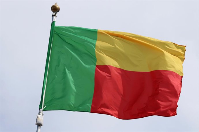Archivo - June 20, 2025, Saint Petersburg, Russia: The national flag of the Republic of Benin, fluttering in the wind on a flagpole in Saint Petersburg, Russia.