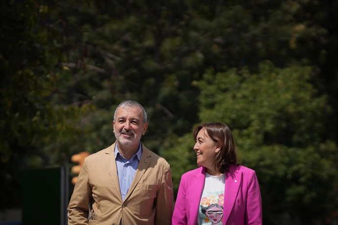 Archivo - El alcalde de Barcelona, Jaume Collboni, y la consellera de Territorio, Vivienda y Transición Ecológica, Silvia Paneque, durante su llegada a la presentación de los ganadores del proyecto arquitectónico de las promociones de 600 viviendas públic