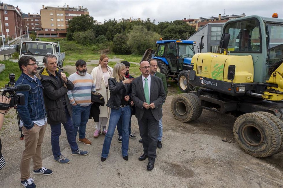 Archivo - El consejero de Salud, César Pascual, en su visita a Castro Urdiales. Archivo