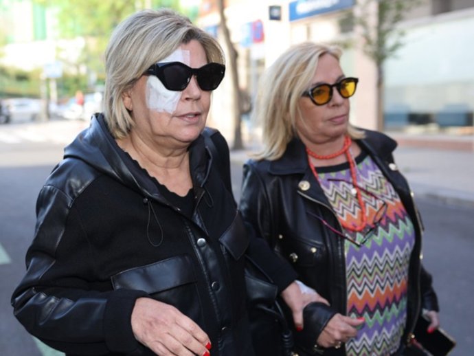 Terelu Campos sale de la clínica oftalmológica acompañada por su hermana, Carmen Borrego, tras su intervención de un orzuelo, a 13 de abril de 2026, en Madrid (España)