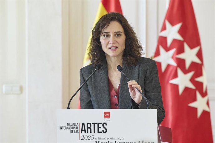 La presidenta de la Comunidad de Madrid, Isabel Díaz Ayuso, entrega la Medalla Internacional de las Artes, a título póstumo, a Mario Vargas Llosa, a 13 de abril de 2026, en Madrid (España). El galardón reconoce la excepcional labor de creación literaria y