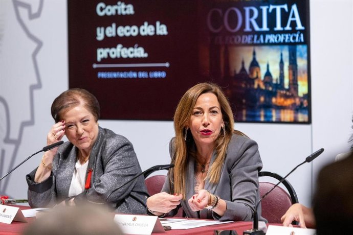 La artista zaragozana, Corita Viamonte, y la alcaldesa de Zaragoza, Natalia Chueca