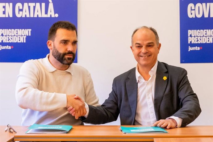 El secretario general de Impulsem Penedès, Sergi Vallès, y el de Junts, Jordi Turull, en la firma del acuerdo