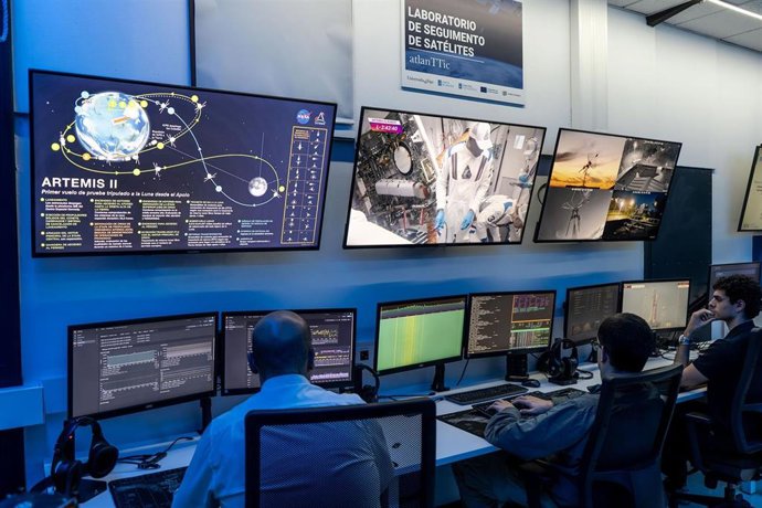 El Grupo de Tecnología Aeroespacial del atlanTTic de la Universidad de Vigo, haciendo el seguimiento de la misión Artemis II.