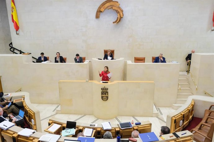 La presidenta de Cantabria, María José Sáenz de Buruaga, interviene en la sesión plenaria