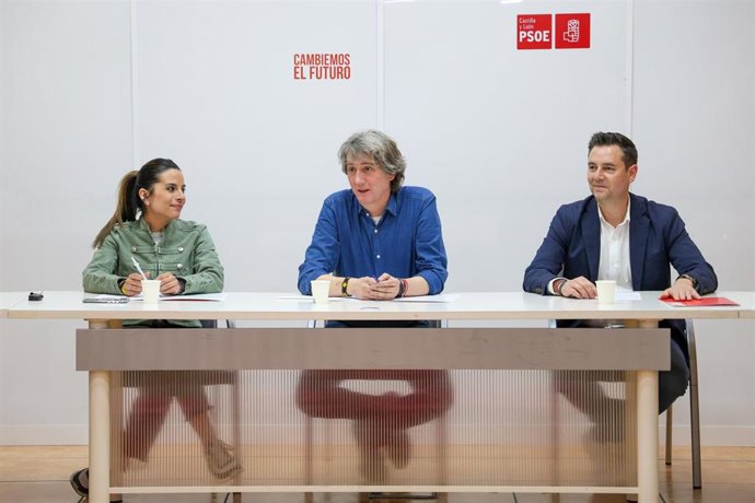 Nuria Rubio, Carlos Martínez y Daniel de la Rosa en una reunión del PSOE de Castilla y León.