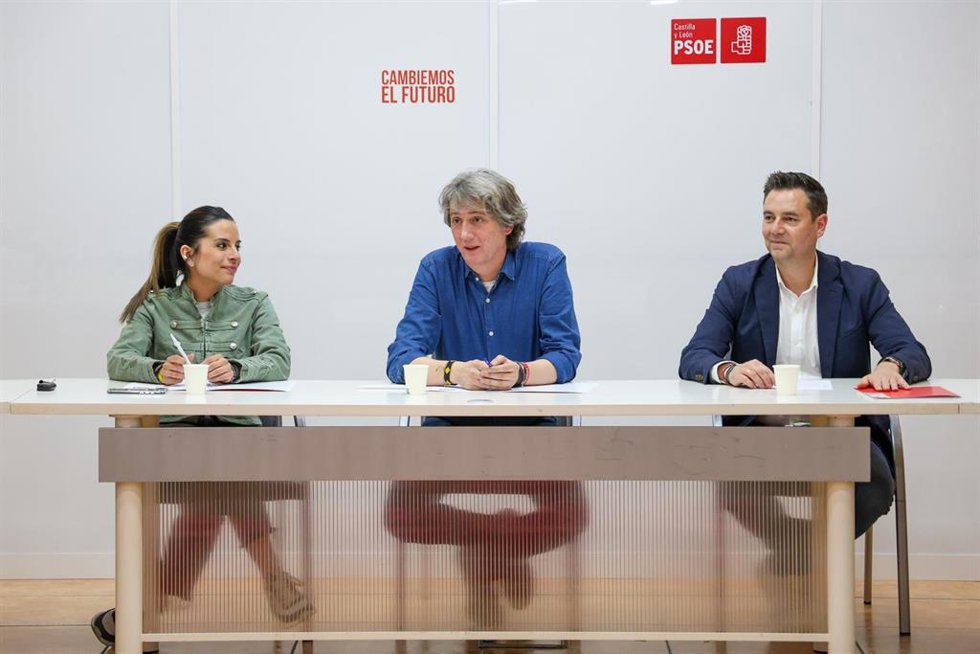 Nuria Rubio, Carlos Martínez y Daniel de la Rosa en una reunión del PSOE de Castilla y León.