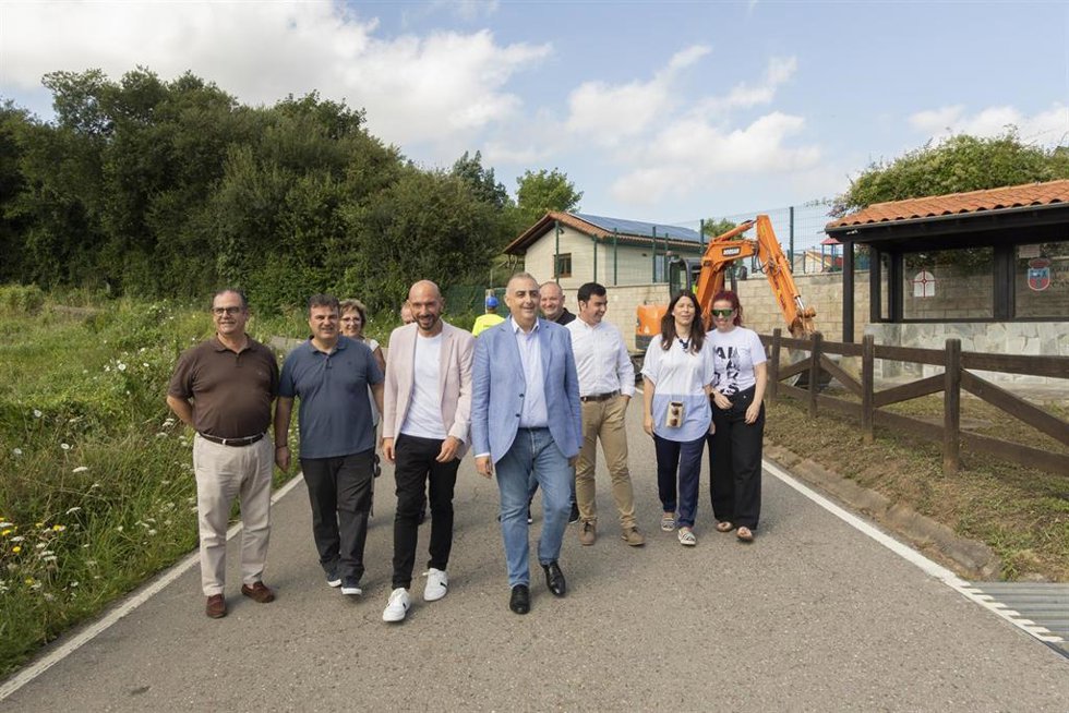 Archivo - El consejero de Fomento, Ordenación del Territorio y Medio Ambiente, Roberto Media, pone la primera piedra de la carretera Seña-Laredo. Archivo