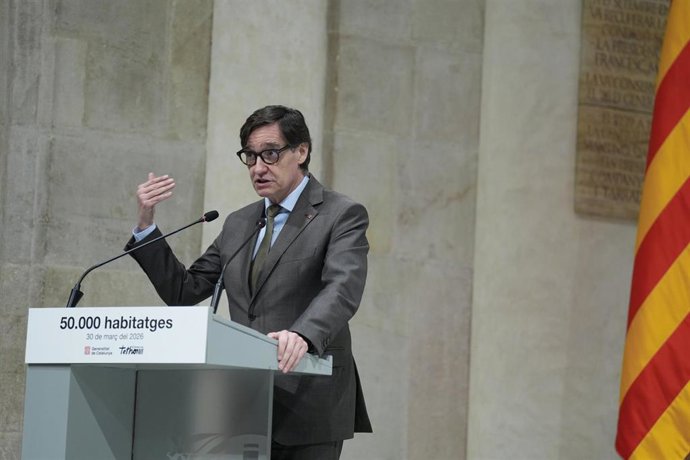 El presidente de la Generalitat de Catalunya, Salvador Illa, interviene durante la firma del convenio para la construcción de vivienda pública, en el Palau de la Generalitat, a 30 de marzo de 2026, en Barcelona, Catalunya (España). 
