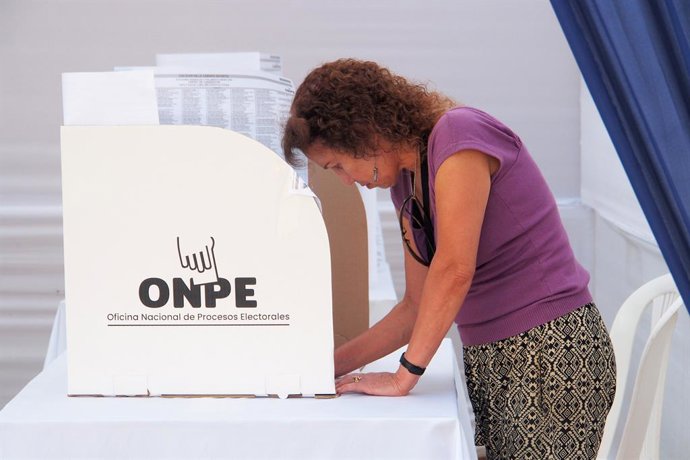 12 de abril de 2026, Lima, Peru: Mulher votando em um centro eleitoral, enquanto a maioria dos cidadãos peruanos faz fila para votar em escolas, universidades e centros esportivos por todo o país nas eleições gerais de 2026.