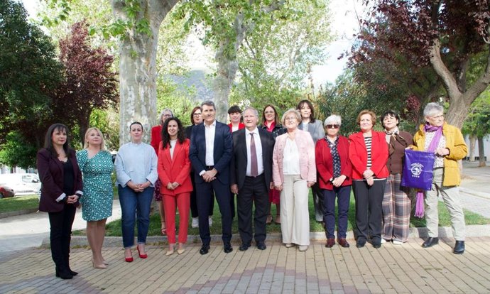 Foto familiar de los X Premios 'María Lejárraga' del PSOE de Granada.