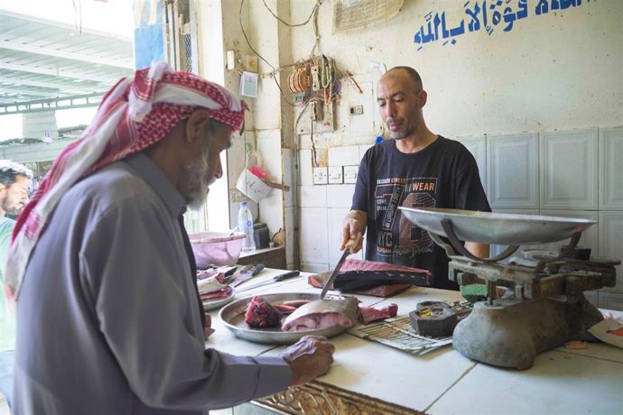 Archivo - Cliente y comerciante en un mercado en Seiyun,Yemen