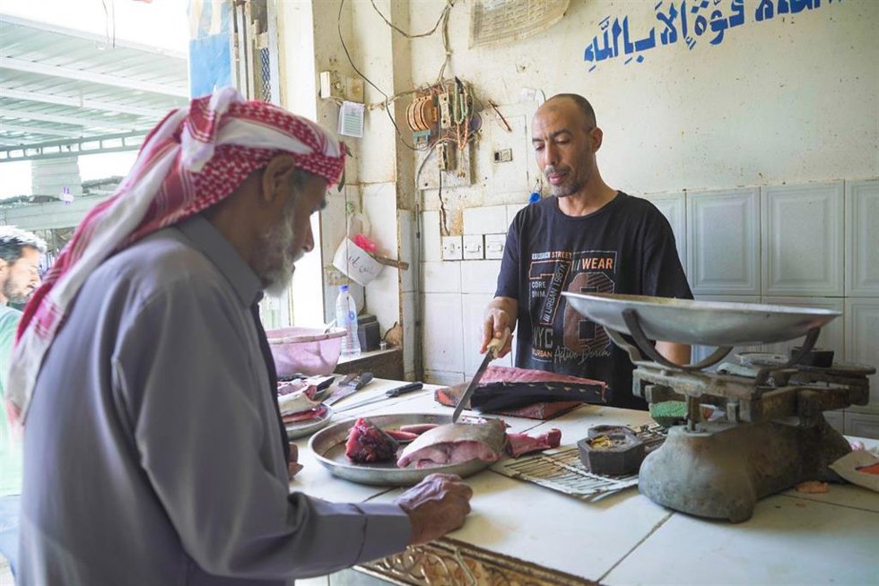 Archivo - Cliente y comerciante en un mercado en Seiyun,Yemen