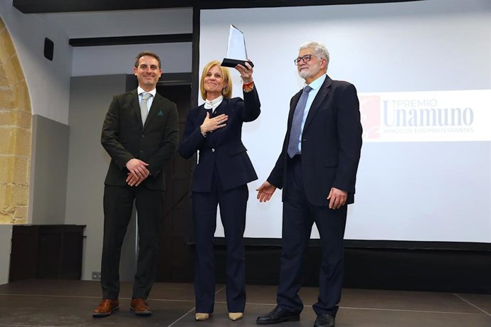 La alcaldesa de Jerez (Cádiz), María José García-Pelayo, recibe el 'Premio Unamuno, amigo de los protestantes'.