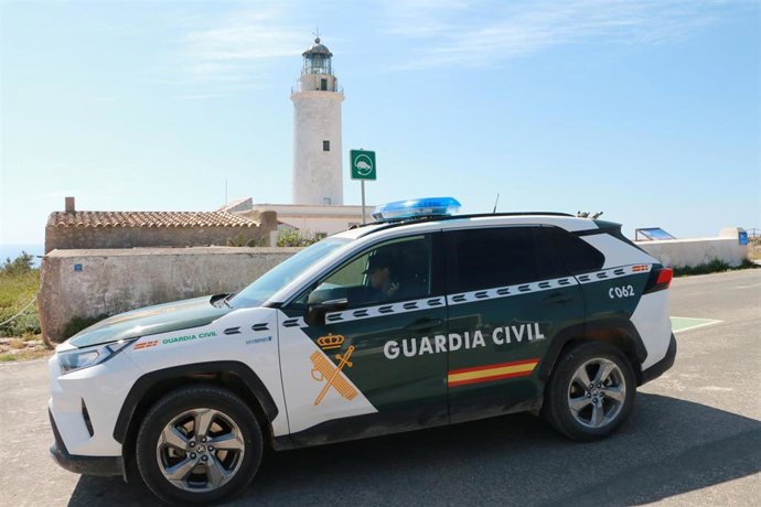 Archivo - Un vehículo de la Guardia Civil en Formentera.