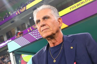 Archivo - FILED - 29 November 2022, Qatar, Doha: Iran coach Carlos Queiroz stands on the touchline during the FIFA World Cup Qatar 2022 Group B soccer match between Iran and USA at Al-Thumama Stadium. Queiroz has been confirmed as the new head coach of th