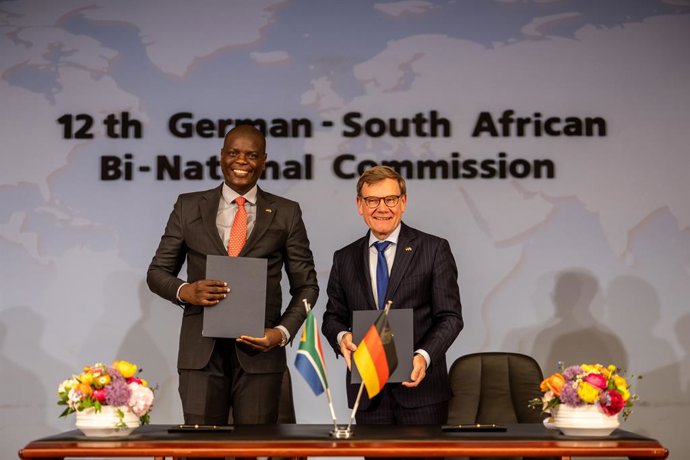 13 de abril de 2026, Berlim: O ministro das Relações Exteriores da Alemanha, Johann Wadephul (à direita), e seu homólogo sul-africano, Ronald Ozzy Lamola, posam para uma foto durante a assinatura do acordo sobre a reunião da Comissão Binacional. Foto: Mic