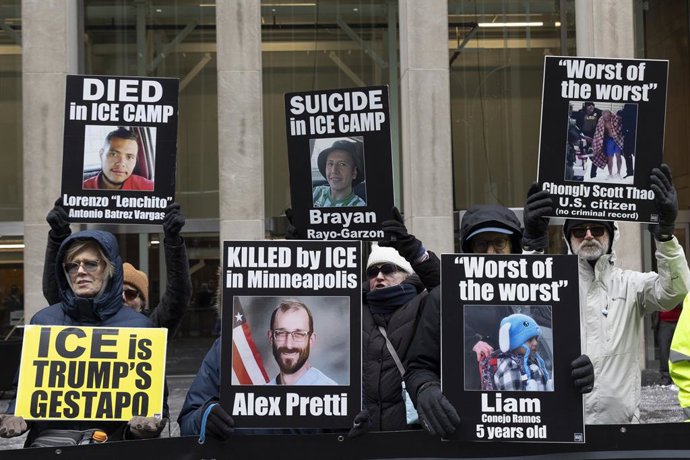 Archivo - January 27, 2026, New York, New York, USA: At a weekly demonstration outside of Newscorp's Fox News in Midtown Manhattan protesters hold signs that read 'ICE is TRUMP'S GESTAPO' 'DIED in ICE CAMP Lorenzo Lenchito Antonio Batrez Vargas' with a pi