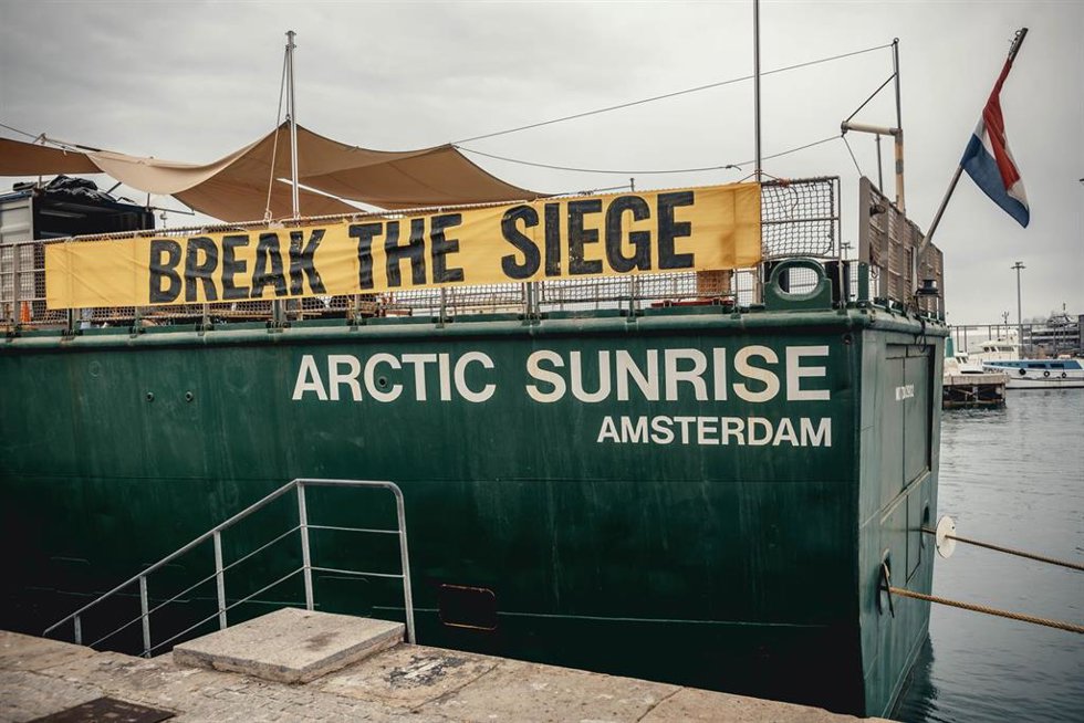 El buque Arctic Sunrise de Greenpeace, con una pancarta con el lema en inglés 'Break the siege' (Romper el bloqueo) en el puerto de Barcelona, España, antes de su partida junto a la Flotilla Global Sumud con destino a Gaza