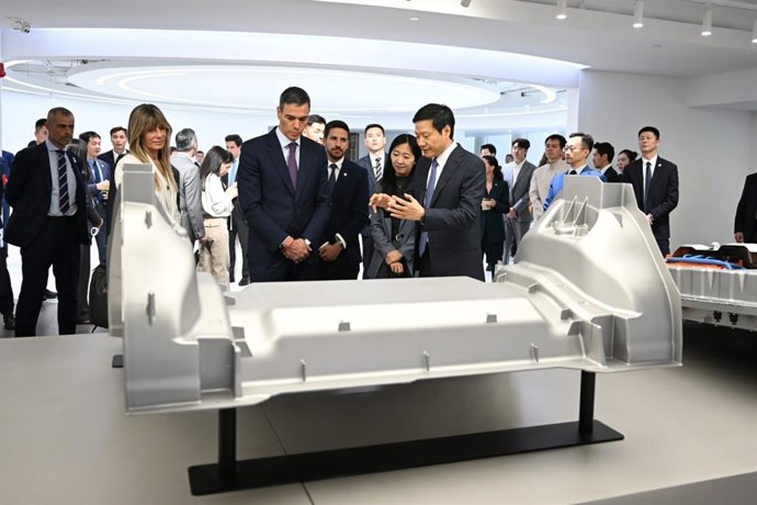 El presidene del Gobierno, Pedro Sánchez, visita la sede de Xiaomi en Pekín durante su viaje oficial.