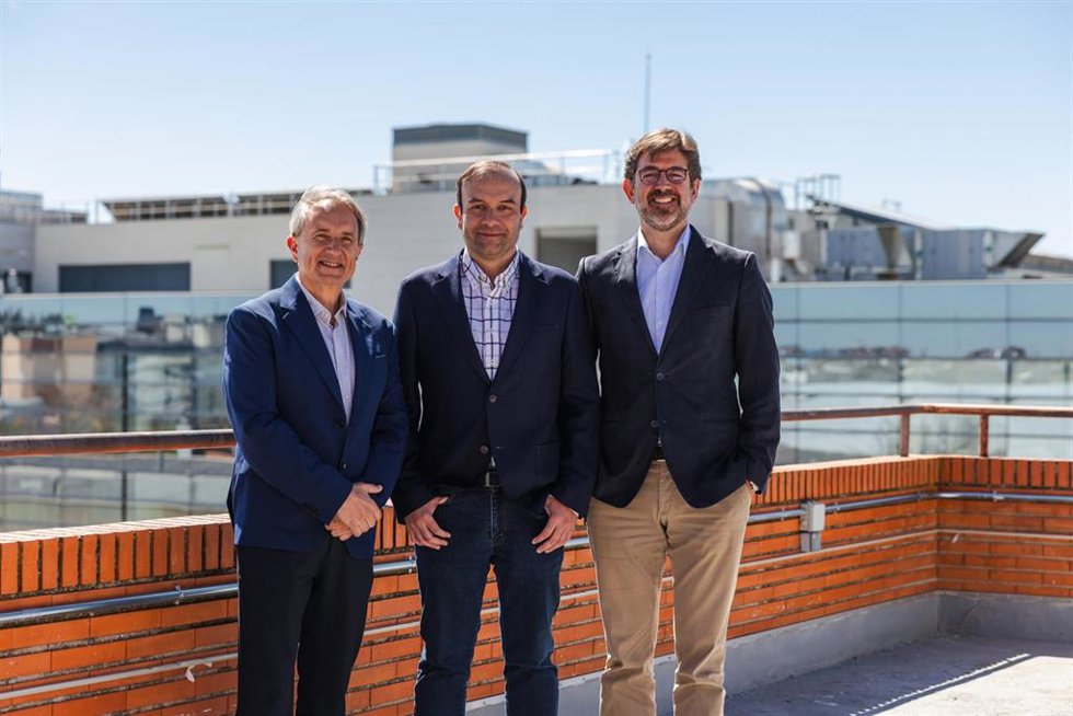 El consejero delegado y cofundador de Fracttal, Christian Struve, y el director de operaciones, Raul Peris, junto al fundador de Tcman,  Eloy Ortega.