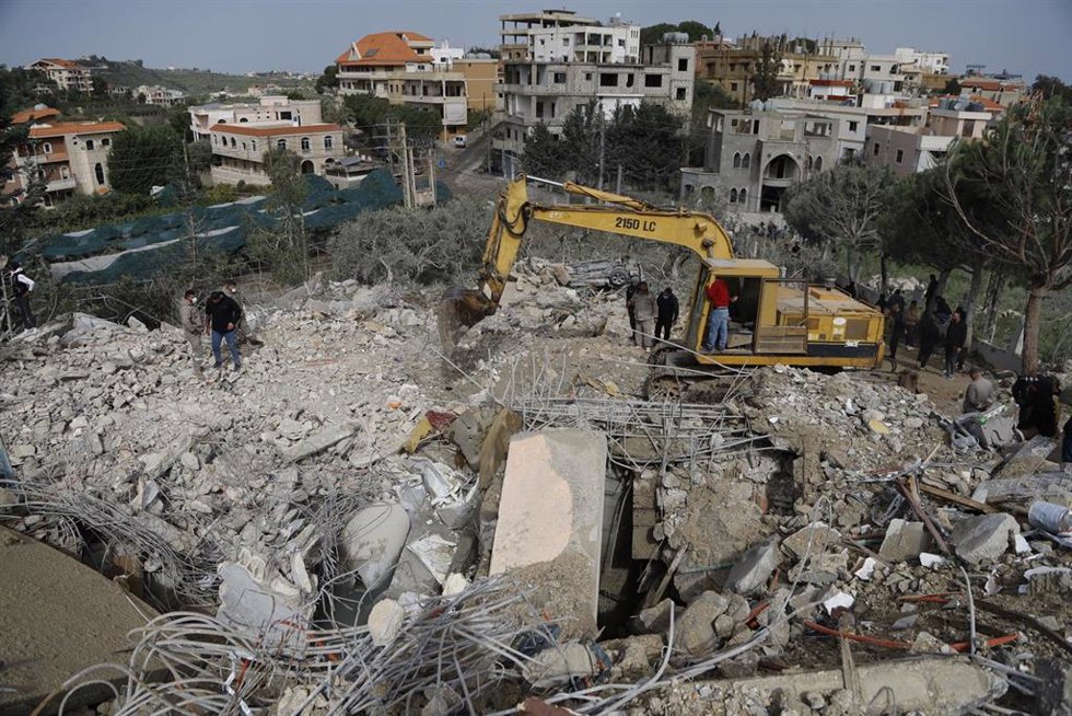 Resultado de un bombardeo israelí contra una vivienda del Sur de Lían tierra hoy se empieza campaña