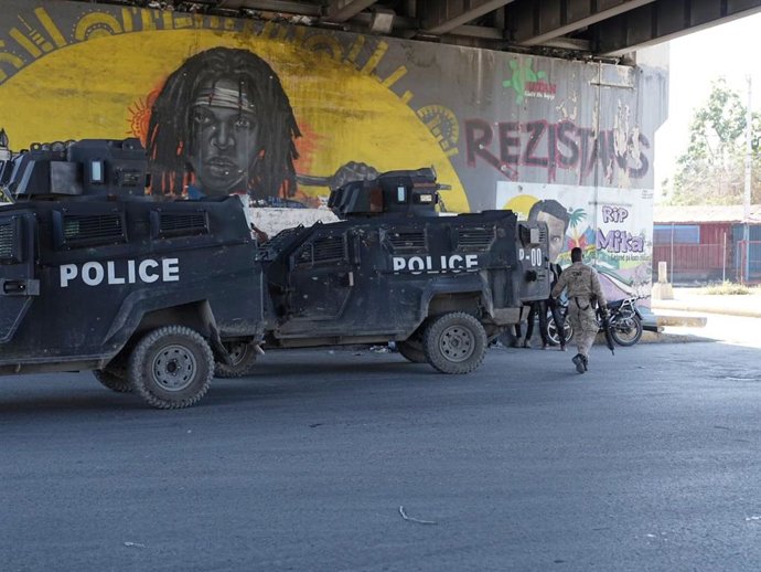 Archivo - Arquivo - 17 de fevereiro de 2026, Porto Príncipe, NULL, HAITI: Veículos da polícia no cruzamento do aeroporto, mais conhecido como cruzamento da Rezistans, em Porto Príncipe, capital do Haiti, em 17 de fevereiro de 2026, enquanto o país mergulh