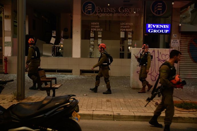 Archivo - Arquivo - 16 de junho de 2025, Tel Aviv, Israel: Soldados do Comando da Frente Interna das Forças de Defesa de Israel (IDF) chegam ao local onde um míssil atingiu diretamente casas de civis em Tel Aviv, após uma salva de mísseis balísticos irani