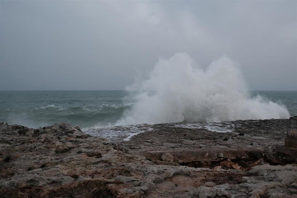 Archivo - Grandes olas en la costa como resultado de la borrasca 'Gloria' en Mallorca (España) a 22 de enero de 2020