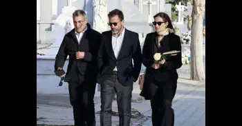Sara Carbonero, su emotivo reencuentro con su padre en el entierro de su madre, Goyi Arévalo
