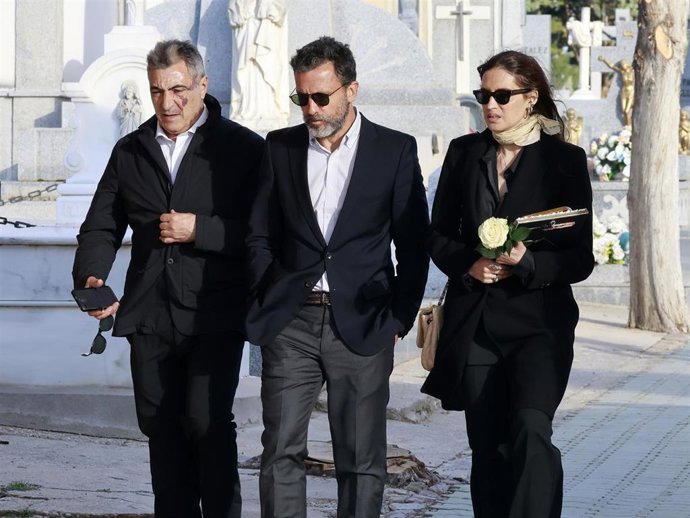 Sara Carbonero, con su novio Jota Cabrera y su padre Carlos Carbonero tras el entierro de su madre, Goyi Arévalo