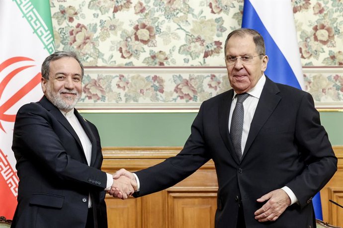Archivo - RUSSIA, MOSCOW - DECEMBER 17, 2025: Russia's Foreign Minister Sergei Lavrov (R) and Iran's Foreign Minister Abbas Araghchi shake hands after a joint press conference following their meeting at the Russian Foreign Ministry Reception House