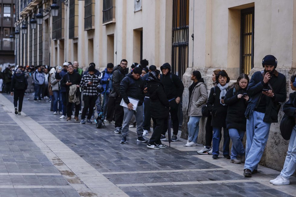 Decenas de inmigrantes hacen cola en el Ayuntamiento de Valencia, a 5 de febrero de 2026, en Valencia, Comunidad Valenciana (España).
