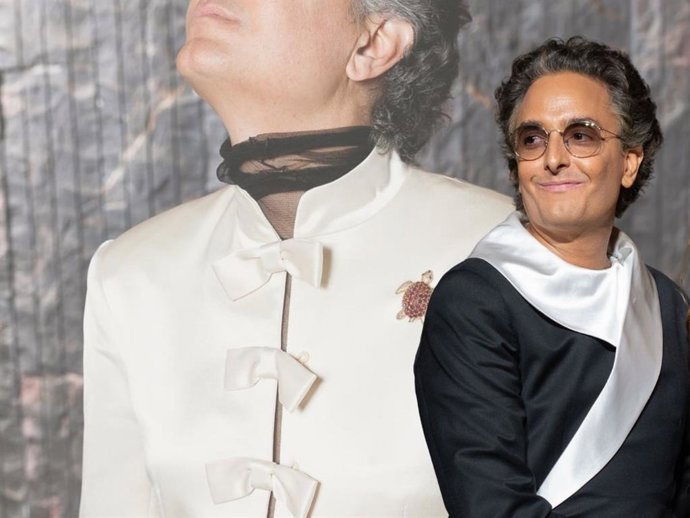 La chaqueta de Josie que reinterpreta la sastrería masculina es una oda a la elegancia nocturna