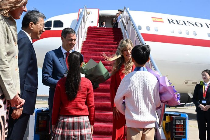 O presidente do Governo, Pedro Sánchez, acompanhado por sua esposa Begoña Gómez, desembarca no Aeroporto Internacional de Pequim, em 11 de abril de 2026, em Pequim (China). Sánchez partiu na sexta-feira de Barcelona e chegou à capital chinesa pouco antes