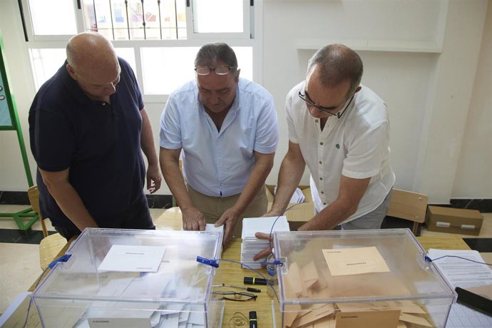 Archivo - Una mesa electoral comienza a contabilizar los votos. Imagen de archivo. 