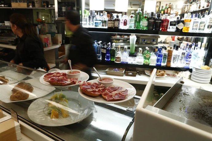 Archivo - trabajador, trabajando, camarero, bar, autónomo, consumo, tapas, cafetería, precios, IPC, empleo, paro, parados, hostelería, salmorejo, jamón serrano