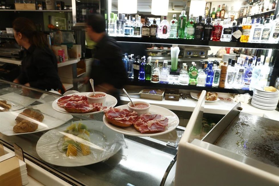 Archivo - trabajador, trabajando, camarero, bar, autónomo, consumo, tapas, cafetería, precios, IPC, empleo, paro, parados, hostelería, salmorejo, jamón serrano