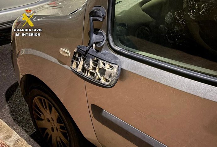 Uno de los vehículos dañados por actos vandálicos.