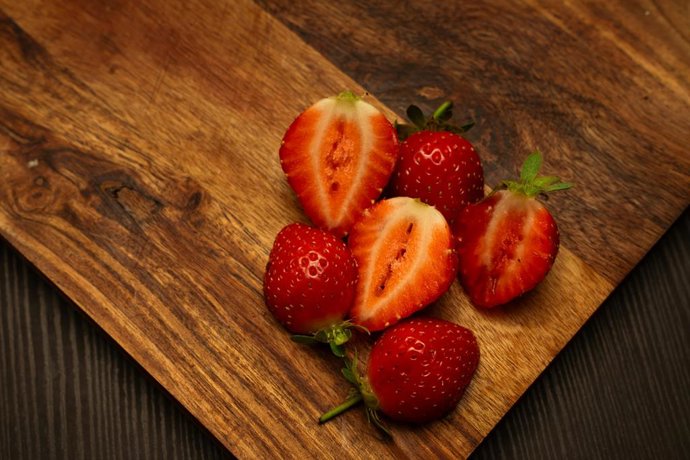 Ni blanqueante ni detergente: cómo quitar la mancha de las fresas de la ropa con ingredientes que tienes en casa