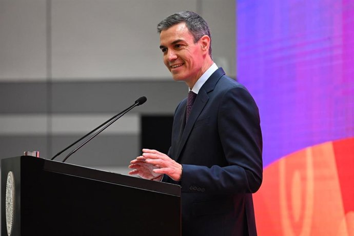 El presidente del Gobierno, Pedro Sánchez, ofrece una conferencia en la Universidad Tsinghua, a 13 de abril de 2026, en Pekín (China), durante la que es la cuarta visita oficial de Sánchez a China.