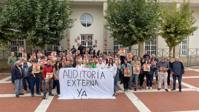 Concentración anterior de Hervías para exigir una auditoría