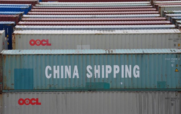 Archivo - FILED - 09 July 2025, Hamburg: A container from China Shipping Container Lines (CSCL) stands among countless other containers at the Tollerort container terminal in the port of Hamburg. European Union firms are increasingly looking for new suppl