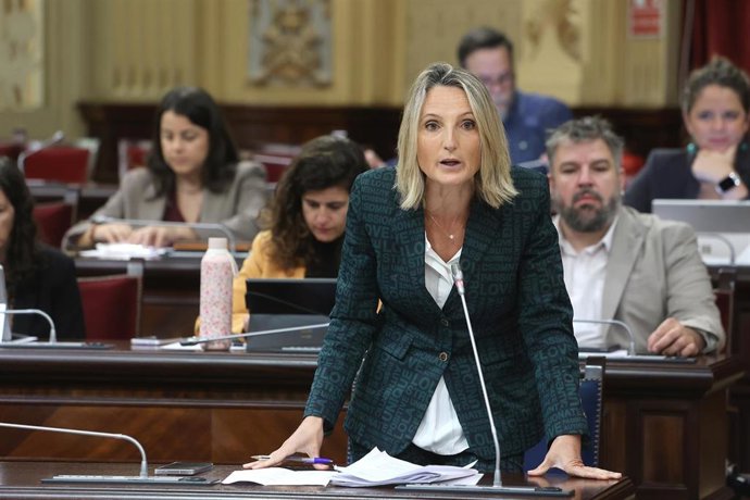Archivo - La consellera de Trabajo, Función Pública y Diálogo Social, Catalina Cabrer, durante una sesión plenaria en el Parlament 