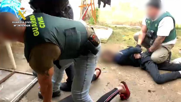 Agentes de la Guardia Civil, en el momento de la detención de los integrantes de un red dedicada al tráfico de heroína asentada en el Aljarafe sevillano.